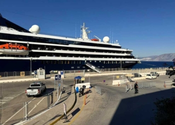 Δεύτερη φετινή προσέγγιση του πολυτελούς κρουαζιερόπλοιου World Traveller στο λιμάνι του Αγίου Νικολάου
