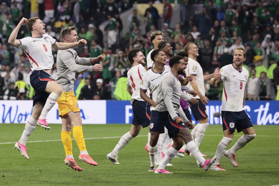 epa13090233 Players of England celebrate after the FIFA World Cup 2026 Round of 16 soccer match between Mexico and England, in Mexico City, Mexico, 05 July 2026. EPA/JOSE MENDEZ