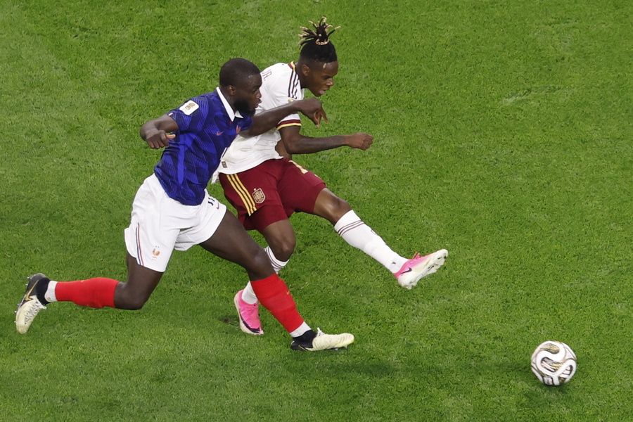epa13111786 Dayot Upamecano (L) of France and Nico Williams of Spain in action during the FIFA World Cup 2026 semifinals match France against Spain, in Dallas, USA, 14 July 2026. EPA/SHAWN THEW