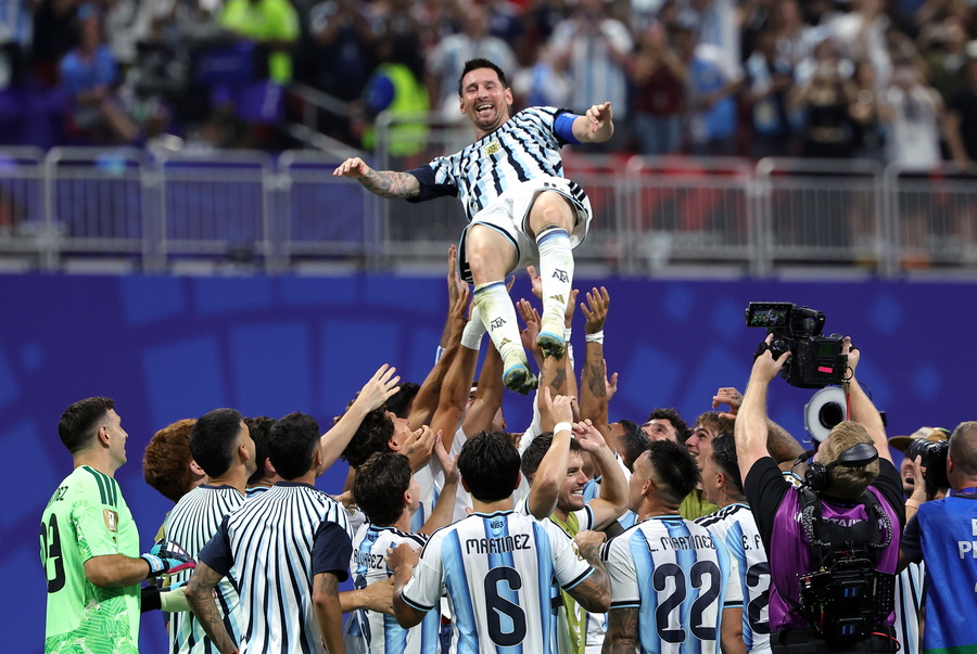 epa13096130 Lionel Messi of Argentina is celebrated by teammates after winning the FIFA World Cup 2026 Round of 16 match Argentina against Egypt, in Atlanta, USA, 07 July 2026. EPA/CRISTOBAL HERRERA-ULASHKEVICH