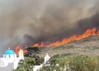 Μάχη με τις φλόγες στην Πάρο: Εκκενώθηκαν οικισμοί, νέα μηνύματα του 112