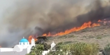 Μάχη με τις φλόγες στην Πάρο: Εκκενώθηκαν οικισμοί, νέα μηνύματα του 112