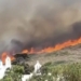Μάχη με τις φλόγες στην Πάρο: Εκκενώθηκαν οικισμοί, νέα μηνύματα του 112