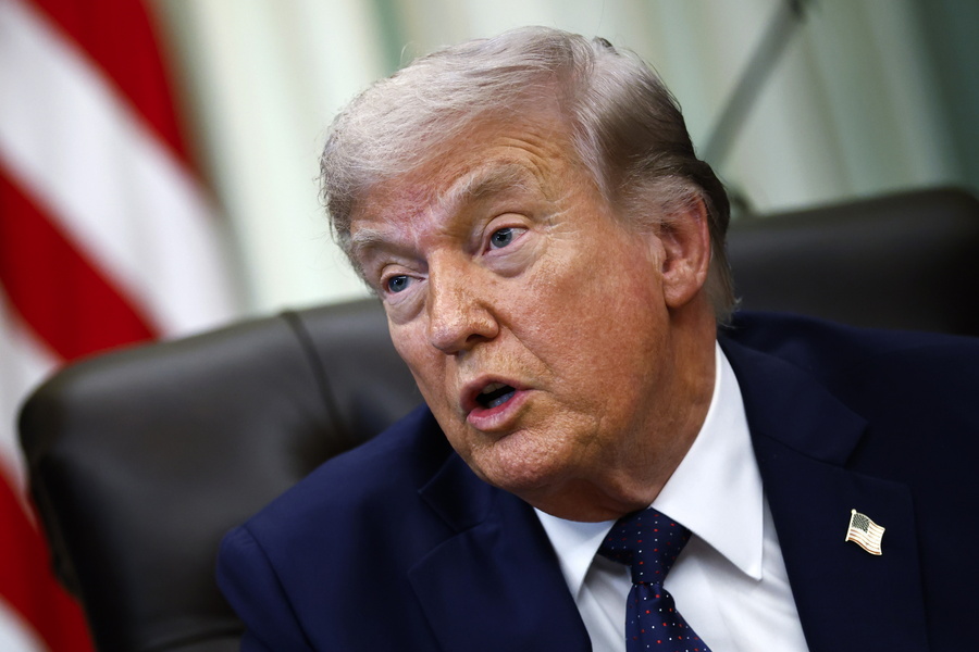 epa12910227 US President Donald Trump speaks to the media in the Oval Office at the White House in Washington, DC, USA, 23 April 2026. President Trump met with Lebanese and Israeli envoys at the White House for a new round of peace talks. EPA/WILL OLIVER / POOL