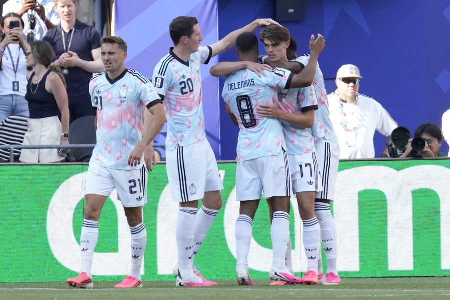 epa13093367 Charles De Ketelaere of Belgium (R) celebrates with his teammates after scoring the 1-2 goal during the FIFA World Cup 2026 Round of 16 match USA against Belgium, in Seattle, Washington, USA, 06 July 2026. EPA/STEPHEN BRASHEAR