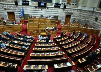 Βουλή: Υπερψηφίστηκε το νομοσχέδιο Κεραμέως για ίση αμοιβή μεταξύ ανδρών-γυναικών και ένταξη στα ΒΑΕ των υγειονομικών