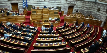 Βουλή: Υπερψηφίστηκε το νομοσχέδιο Κεραμέως για ίση αμοιβή μεταξύ ανδρών-γυναικών και ένταξη στα ΒΑΕ των υγειονομικών