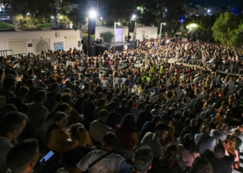 Ο Αλέξανδρος Τσουβέλας γέμισε την Πλαζ ΕΟΤ και δώρισε φορητό απινιδωτή στον Δήμο Αγίου Νικολάου