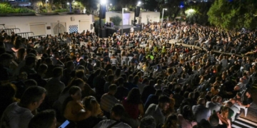 Ο Αλέξανδρος Τσουβέλας γέμισε την Πλαζ ΕΟΤ και δώρισε φορητό απινιδωτή στον Δήμο Αγίου Νικολάου