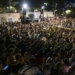 Ο Αλέξανδρος Τσουβέλας γέμισε την Πλαζ ΕΟΤ και δώρισε φορητό απινιδωτή στον Δήμο Αγίου Νικολάου