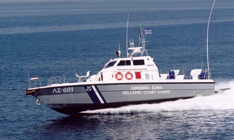 Ιεράπετρα: Επιχείρηση διάσωσης μετά τη βύθιση αλιευτικού