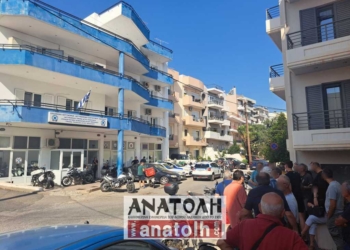Συγκέντρωση διαμαρτυρίας πολιτών έξω από την Τροχαία Αγίου Νικολάου για κυκλοφοριακές ρυθμίσεις και πρόστιμα (βίντεο)