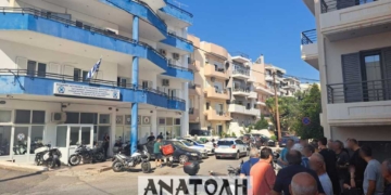 Συγκέντρωση διαμαρτυρίας πολιτών έξω από την Τροχαία Αγίου Νικολάου για κυκλοφοριακές ρυθμίσεις και πρόστιμα (βίντεο)