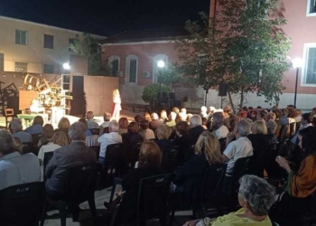 Θεατρική βραδιά στη Νεάπολη με «Η Στέλλα με τα κόκκινα γάντια» (ΒΙΝΤΕΟ)