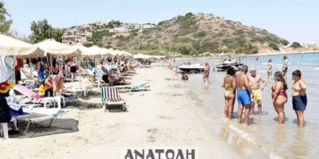 Κατά γράμμα τηρεί η ΔΑΕΑΝ την απόσταση  των 4 μ. των ξαπλωστρών από την ακτογραμμή