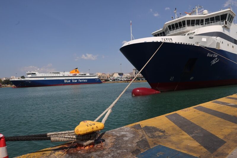 Στιγμιότυπο από το λιμάνι του Πειραιά, Παρασκευή 8 Αυγούστου 2025. Αντιμέτωποι με μεγάλη ταλαιπωρία βρέθηκαν οι ταξιδιώτες του Αυγούστου καθώς οι θυελλώδεις άνεμοι κρατούν δεμένα τα πλοία στο λιμάνι του Πειραιά. Εκατοντάδες εκδρομείς που έφθασαν στο λιμάνι για να φύγουν με τα πρωινά δρομολόγια, ενημερώθηκαν ότι είναι σε ισχύ μέχρι νεωτέρας απαγορευτικό απόπλου, με αποτέλεσμα να δημιουργούνται ουρές αναμονής, μπροστά από τους καταπέλτες των πλοίων.
(ΓΙΑΝΝΗΣ ΠΑΝΑΓΟΠΟΥΛΟΣ/EUROKINISSI)