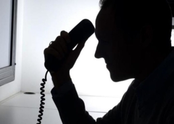 Η Ελληνική Αστυνομία εφιστά την προσοχή των πολιτών σε τηλεφωνικές απάτες και στην πιθανή χρήση τεχνητής νοημοσύνης για τη μίμηση φωνής