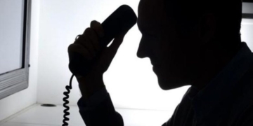 Η Ελληνική Αστυνομία εφιστά την προσοχή των πολιτών σε τηλεφωνικές απάτες και στην πιθανή χρήση τεχνητής νοημοσύνης για τη μίμηση φωνής