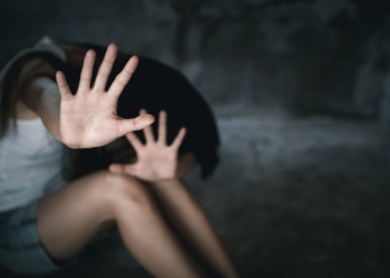 Μεσσαρά: Ξυλοκόπησε τη γυναίκα του ενώ κοιμόταν