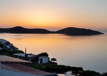 Η μαγική ανατολή της Ελούντας με φόντο τον κόλπο του Μεραμπέλλου και τη Σπιναλόγκα