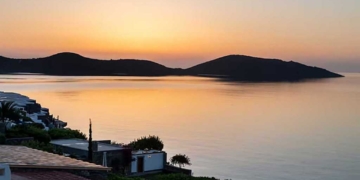 Η μαγική ανατολή της Ελούντας με φόντο τον κόλπο του Μεραμπέλλου και τη Σπιναλόγκα