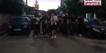 Καντάδες και μαντινάδες ταξίδεψαν στις γειτονιές της Νεάπολης (VIDEO)