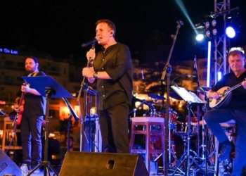 Ο Δημήτρης Μπάσης μάγεψε χιλιάδες θεατές στον Άγιο Νικόλαο