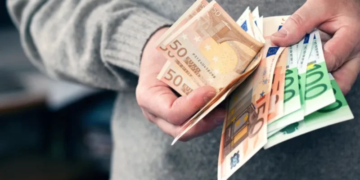 ΟΠΕΚΑ: Πληρώνονται τα προνοιακά και διατροφικά επιδόματα Αυγούστου