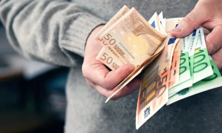 ΟΠΕΚΑ: Πληρώνονται τα προνοιακά και διατροφικά επιδόματα Αυγούστου