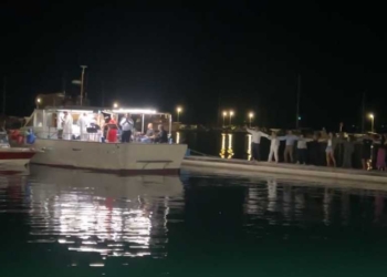 Πλήθος κόσμου στην πρώτη Βαρκαρόλα του καλοκαιριού στο λιμάνι Σητείας