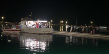 Πλήθος κόσμου στην πρώτη Βαρκαρόλα του καλοκαιριού στο λιμάνι Σητείας