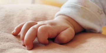 Σοκ από την ιατροδικαστική για το βρέφος στην Κυψέλη: Το είχαν μαχαιρώσει πάνω από 10 φορές