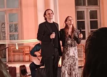 «Ωδή στην Ειρήνη»: Ποίηση και μουσική κάτω από την πανσέληνο στη Νεάπολη (BINTEO)