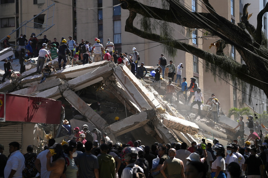 epa13160490 Rescue workers operate at the site of a collapsed building following an earthquake in Cali, Colombia, 10 August 2026. Colombian President Abelardo de la Espriella stated that the San Jose de Palmar earthquake, which shook most of the country, left a preliminary death toll of 111 and caused widespread destruction in at least five departments. EPA/ERNESTO GUZMAN JR