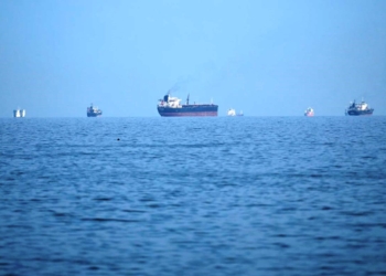 Νέα επίθεση κατά τάνκερ στα Στενά του Ορμούζ: Πυρκαγιά στο πλοίο από άγνωστο βλήμα