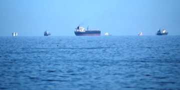 Νέα επίθεση κατά τάνκερ στα Στενά του Ορμούζ: Πυρκαγιά στο πλοίο από άγνωστο βλήμα