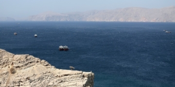 Το Ιράν εξετάζει σχέδιο για απαγόρευση διέλευσης πλοίων των ΗΠΑ και του Ισραήλ από τα Στενά του Ορμούζ