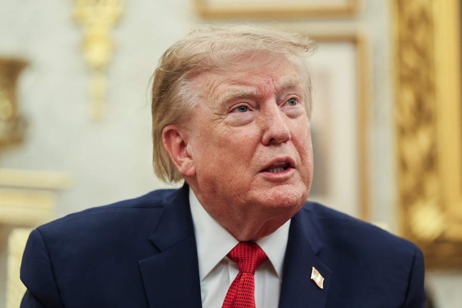 epa13176298 US President Donald J. Trump hosts Lifeguard Ryder Williams in the Oval Office of the White House in Washington, DC, USA, 17 August 2026. Ryder Williams, a 16-year-old lifeguard, saved the life of 10-year-old Nathaniel Rai at Seabright Beach in Santa Cruz, California, on July 25. EPA/Samuel Corum / POOL