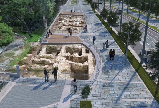 (ΞΕΝΗ ΔΗΜΟΣΙΕΥΣΗ) Το Υπουργείο Πολιτισμού, με συνέπεια στην στρατηγική του, για την ανάδειξη άγνωστων, μέχρι σήμερα, όψεων της ιστορίας και της αρχαιολογίας της Αθήνας, αποδίδει στην πόλη ένα μοναδικό τμήμα της ιστορικής της μνήμης, το ρωμαϊκό μνημειακό σύνολο και τα αρχαιολογικά κατάλοιπα που αποκαλύφθηκαν, κατά τις εργασίες ανάπλασης της οδού Βασιλίσσης Όλγας. Η ανασκαφή στην Βασιλίσσης Όλγας αποκάλυψε ένα μεγαλοπρεπές ρωμαϊκό οικοδομικό συγκρότημα, με ημικυκλικό αίθριο, στοές, οργανωμένους χώρους και εκτεταμένο δίκτυο αποχετευτικών αγωγών, το οποίο γνώρισε διαδοχικές οικοδομικές φάσεις από τον 3ο έως τον 5ο αιώνα μ.Χ. Η περιοχή βόρεια του Ολυμπιείου, σε άμεση γειτνίαση με τον Ιλισό ποταμό, αποτελεί έναν από τους σημαντικότερους ιστορικούς πυρήνες της Αθήνας, με αδιάλειπτη ανθρώπινη παρουσία από την προϊστορική εποχή έως και τους πρώτους βυζαντινούς χρόνους. Τετάρτη 12 Αυγούστου 2026. ΑΠΕ-ΜΠΕ/ΥΠΟΥΡΓΕΙΟ ΠΟΛΙΤΙΣΜΟΥ/STR