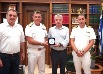 Τιμητική πλακέτα στον Περιφερειάρχη Κρήτης για τη στήριξη στο έργο του Λιμενικού Σώματος στο νησί