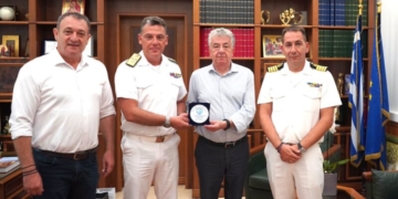 Τιμητική πλακέτα στον Περιφερειάρχη Κρήτης για τη στήριξη στο έργο του Λιμενικού Σώματος στο νησί