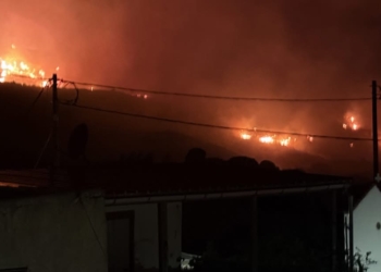Η ΕΔΕΑΚ στη μεγάλη μάχη με τις φλόγες – Κινδύνευσαν τέσσερις εθελοντές
