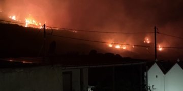 Η ΕΔΕΑΚ στη μεγάλη μάχη με τις φλόγες – Κινδύνευσαν τέσσερις εθελοντές