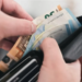 Επίδομα 400 ευρώ χωρίς εισοδηματικά κριτήρια σε συνταξιούχους, ΑμεΑ, ανασφάλιστους υπερήλικες