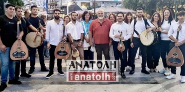 Καντάδα στους δρόμους του Αγίου Νικολάου (ΒΙΝΤΕΟ)