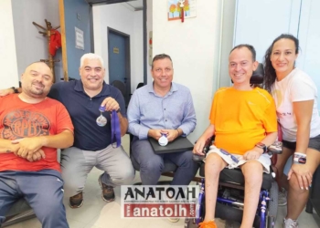 Στον Άγιο Νικόλαο ξανά ο Γρηγόρης Πολυχρονίδης – Πρόσφερε στη δημοτική αρχή το ασημένιο μετάλλιο της Σεούλ