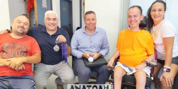 Στον Άγιο Νικόλαο ξανά ο Γρηγόρης Πολυχρονίδης – Πρόσφερε στη δημοτική αρχή το ασημένιο μετάλλιο της Σεούλ
