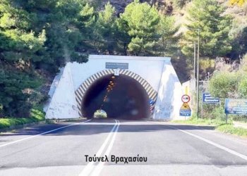 «Βάλε 40 χλμ. για να ’χουμε το κεφάλι μας ήσυχο» – Η ιστορία της πινακίδας στο τούνελ Βραχασίου