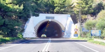 «Βάλε 40 χλμ. για να ’χουμε το κεφάλι μας ήσυχο» – Η ιστορία της πινακίδας στο τούνελ Βραχασίου
