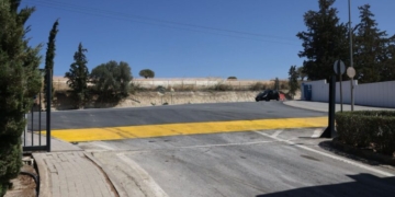 Εργασίες διαγράμμισης στην υπερυψωμένη διάβαση που κατασκεύασε ο Δήμος Ηρακλείου στην είσοδο του ΙΤΕ